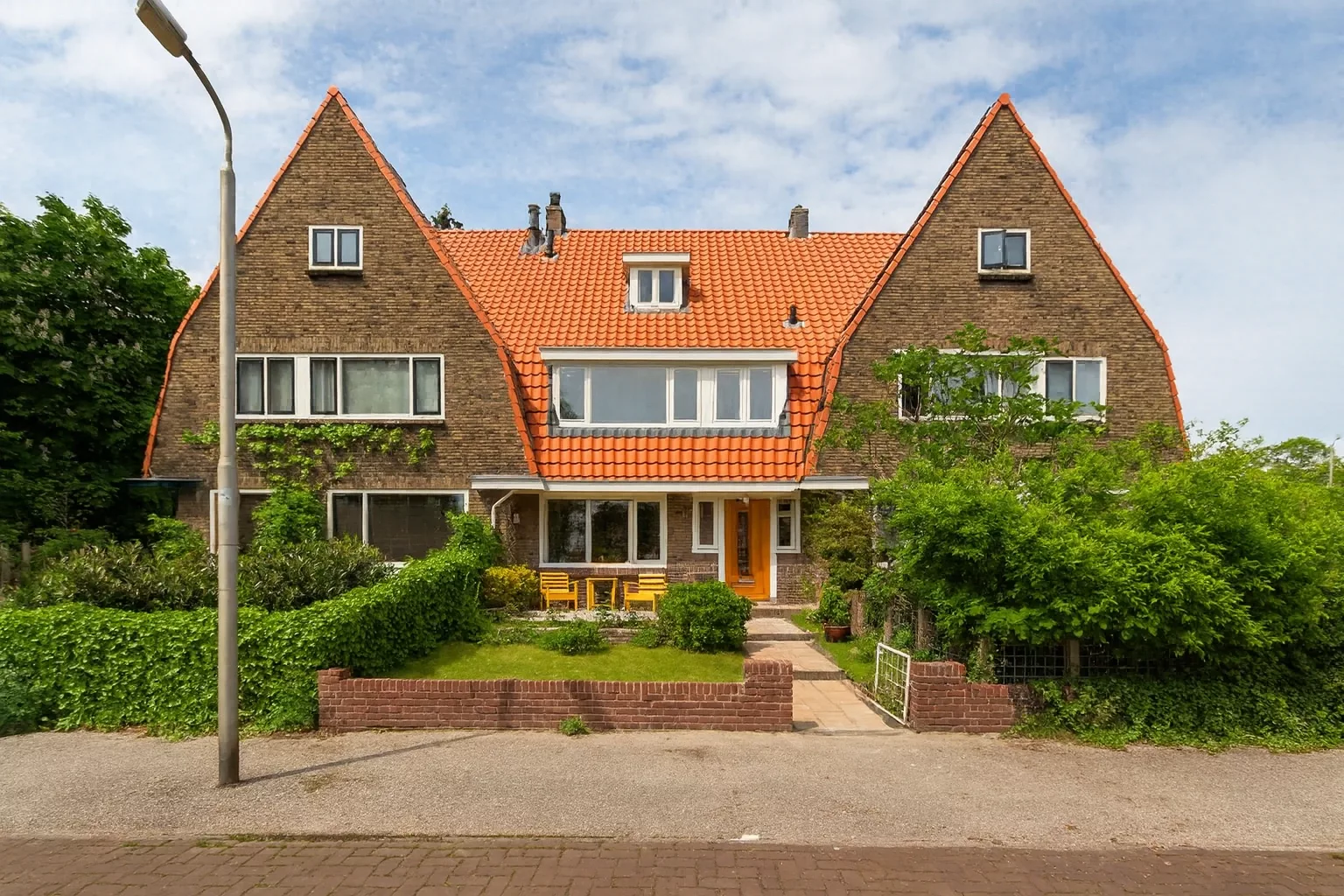 Makelaar loopt locatie Ditters Amersfoort binnen NVM makelaar, locatie Amersfoort loopt richting de de deur om open te doen.