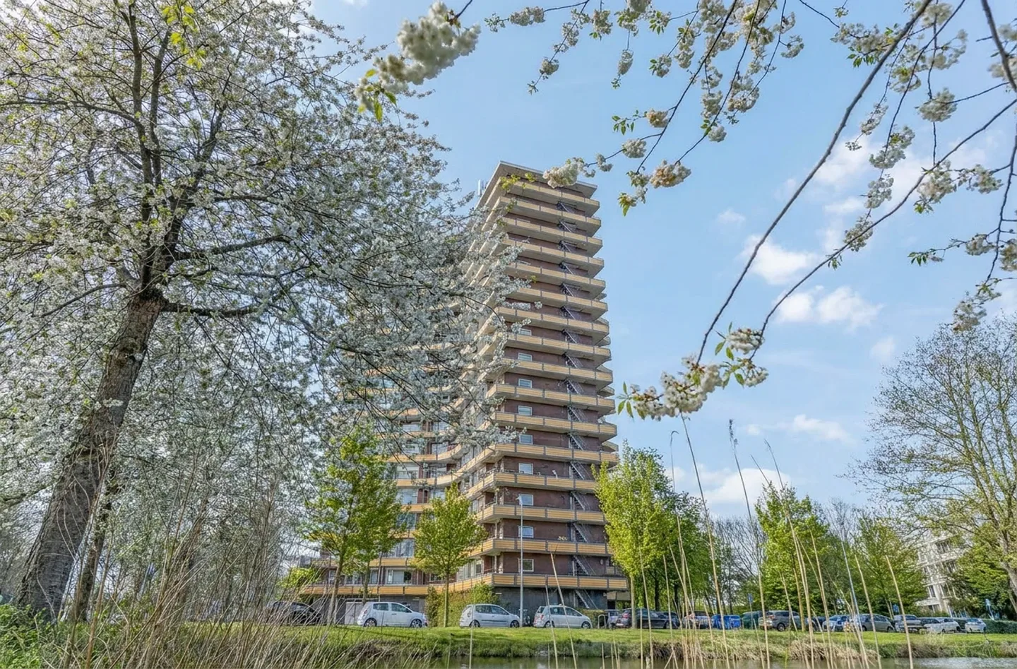 Makelaar Amersfoort – woningbezichtiging met Ditters Makelaars Jorik Otten, Makelaar van Ditters Amersfoort loopt naar de voordeur van de Ditters locatie in Amersfoort voor een bezichtiging, met aktetas en rode fiets bij de gevel.