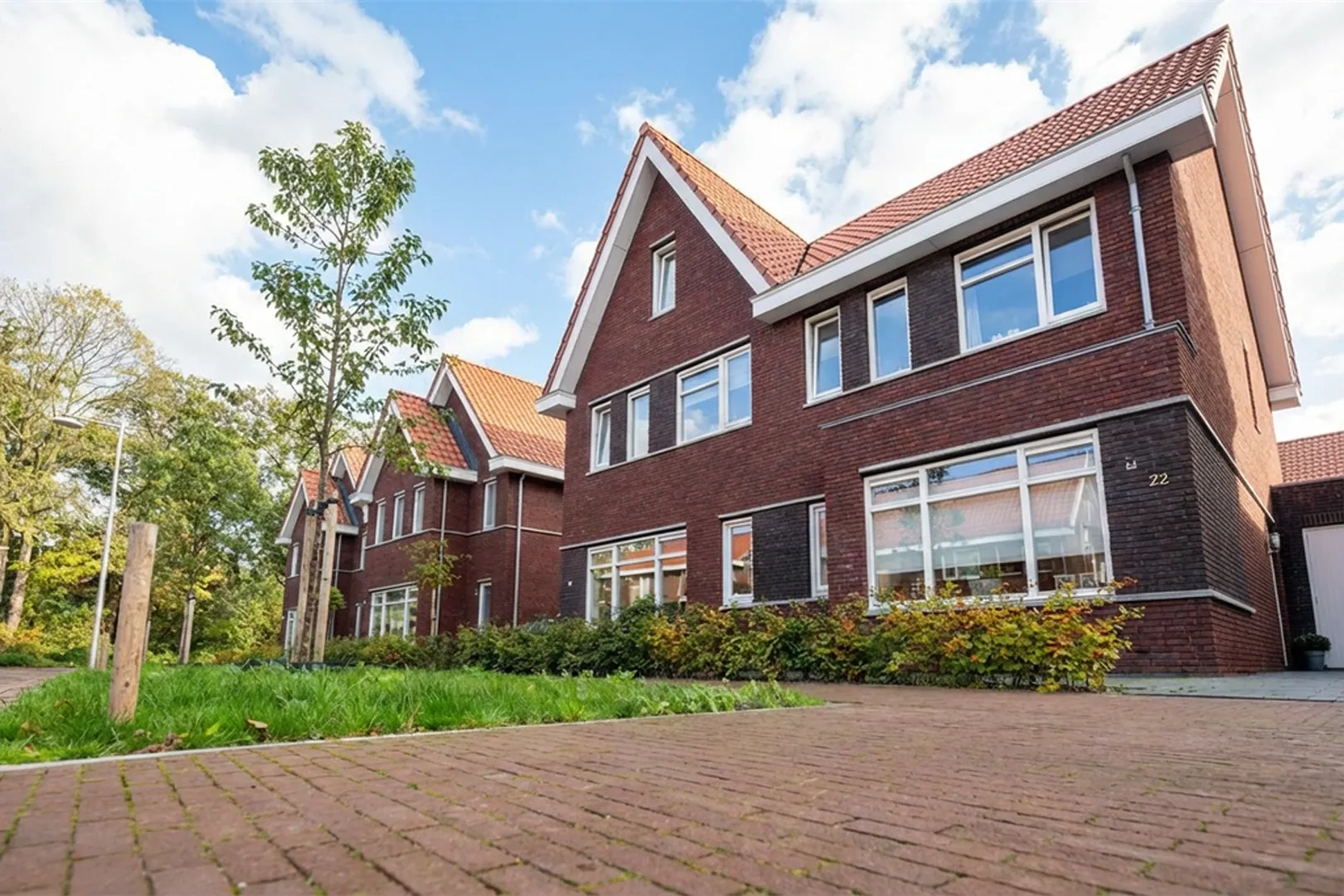 Jorik Otten, Makelaar van Ditters Amersfoort loopt naar de voordeur van de Ditters locatie in Amersfoort voor een bezichtiging, met aktetas en rode fiets bij de gevel.