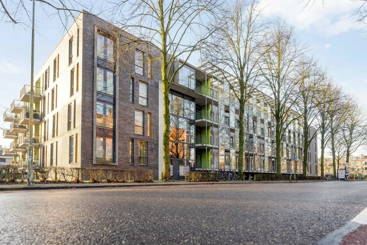 Makelaar Amersfoort – woningbezichtiging met Ditters Makelaars Jorik Otten, Makelaar van Ditters Amersfoort loopt naar de voordeur van de Ditters locatie in Amersfoort voor een bezichtiging, met aktetas en rode fiets bij de gevel.