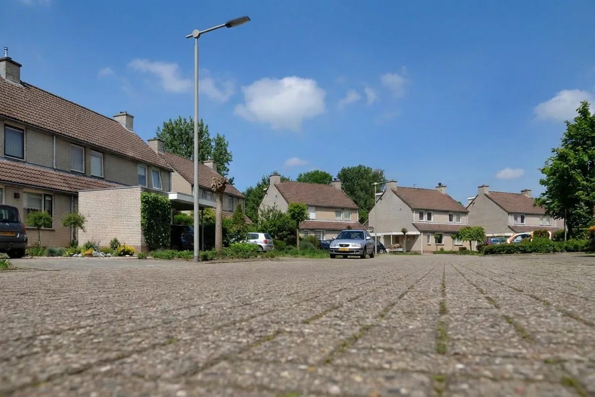 Jorik Otten, Makelaar van Ditters Amersfoort loopt naar de voordeur van de Ditters locatie in Amersfoort voor een bezichtiging, met aktetas en rode fiets bij de gevel.