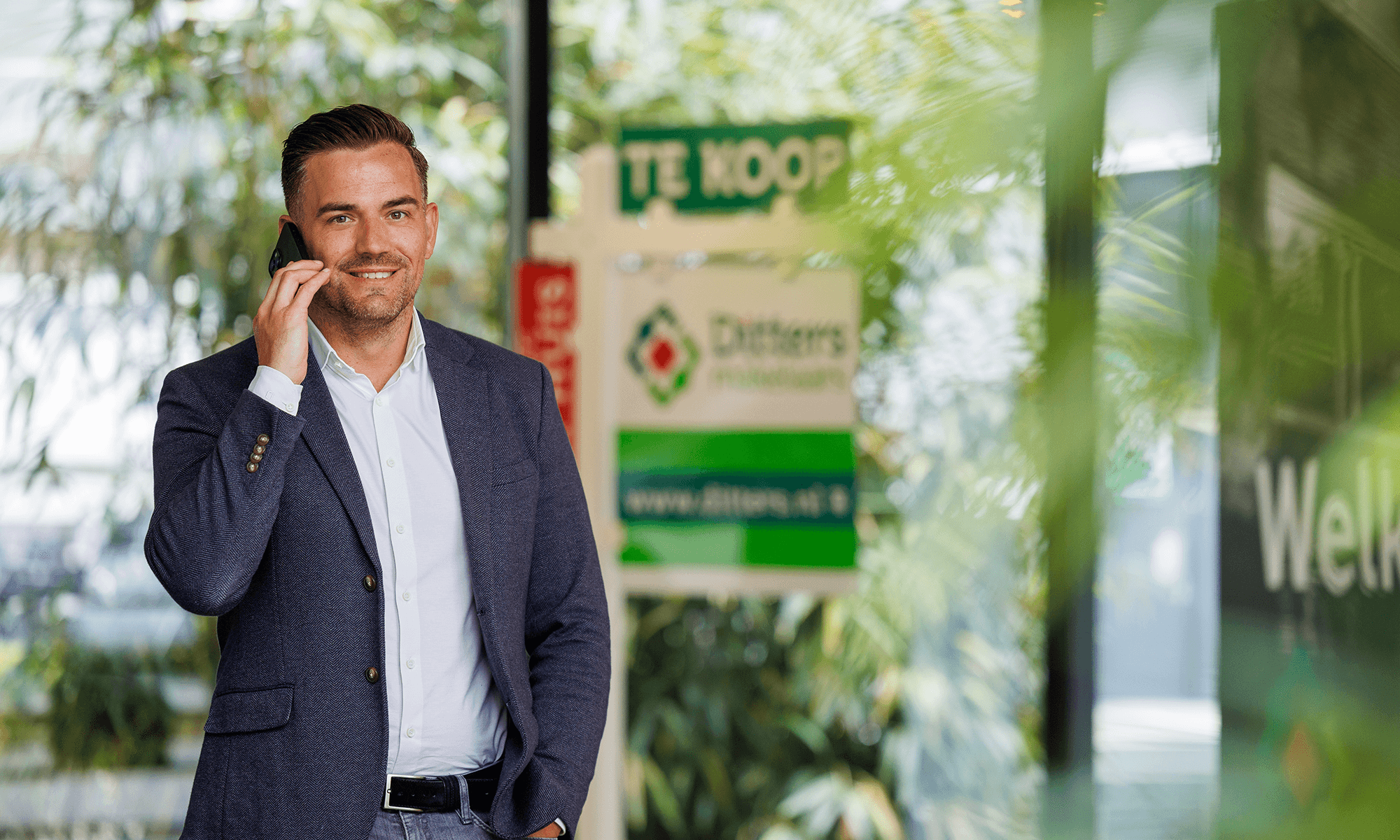 Kevin van den Heuvel, makelaar bij Ditters Veenendaal, loopt door het moderne kantoor richting klant voor een persoonlijk gesprek.