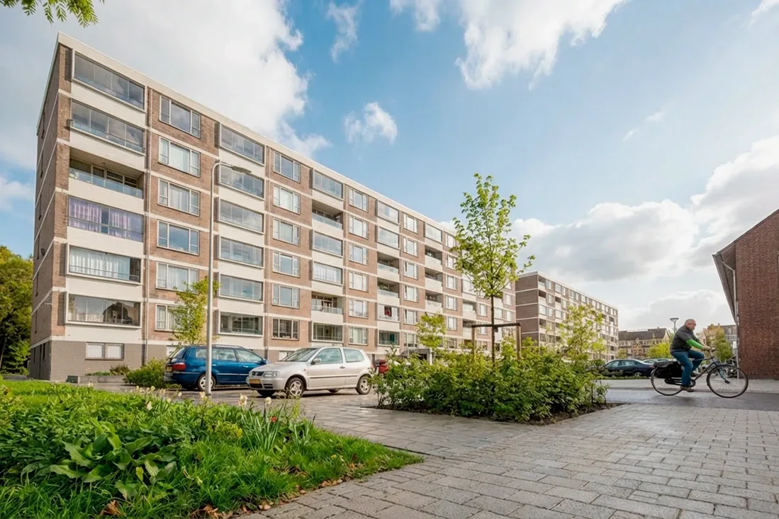 Makelaar Amersfoort – woningbezichtiging met Ditters Makelaars Jorik Otten, Makelaar van Ditters Amersfoort loopt naar de voordeur van de Ditters locatie in Amersfoort voor een bezichtiging, met aktetas en rode fiets bij de gevel.