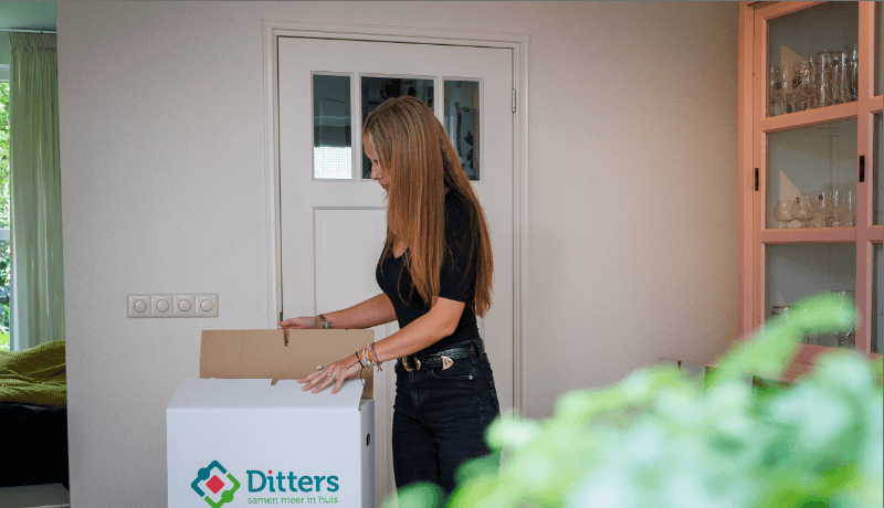 Jorik Otten, Makelaar van Ditters Amersfoort loopt naar de voordeur van de Ditters locatie in Amersfoort voor een bezichtiging, met aktetas en rode fiets bij de gevel.
