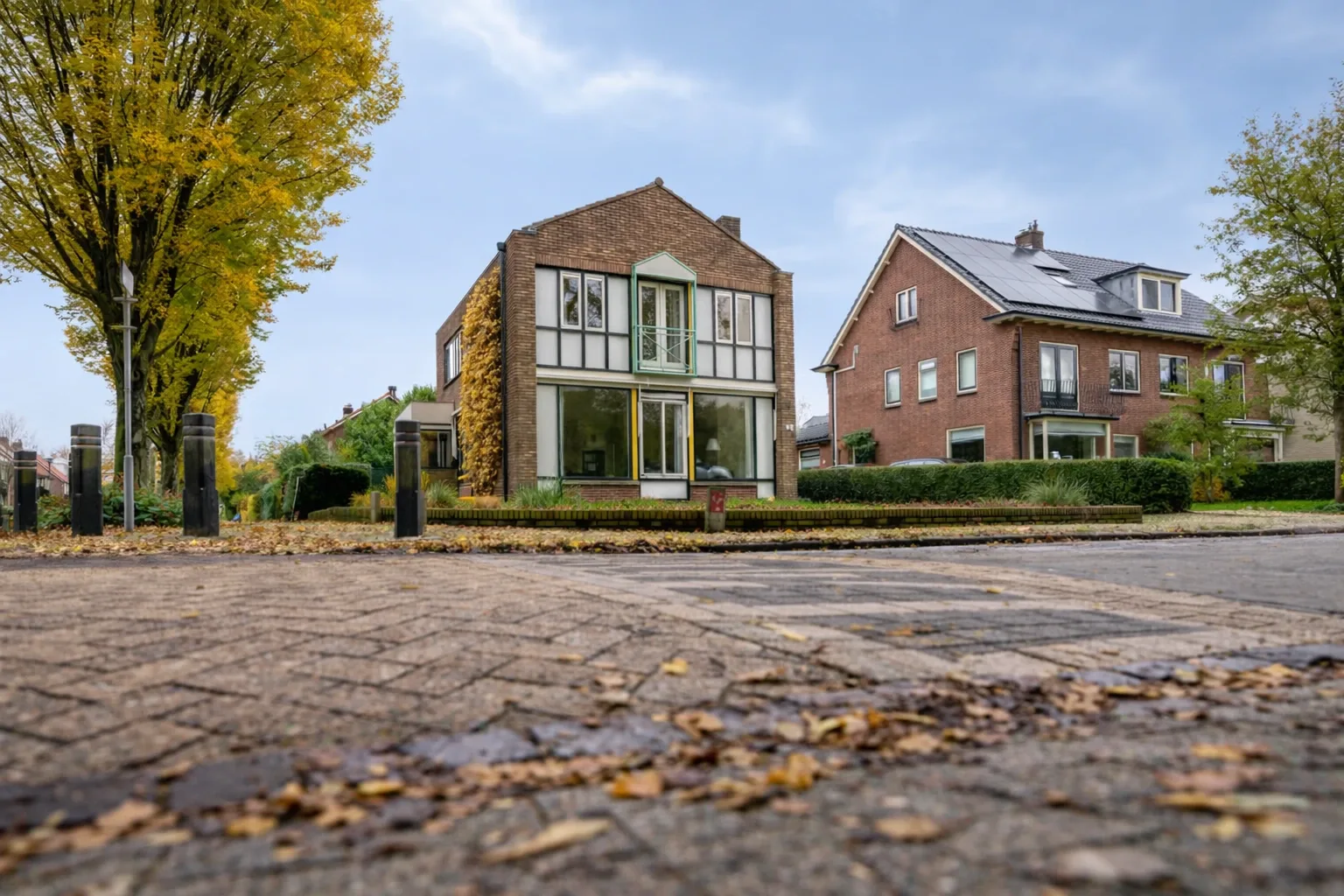 Makelaar Amersfoort – woningbezichtiging met Ditters Makelaars Jorik Otten, Makelaar van Ditters Amersfoort loopt naar de voordeur van de Ditters locatie in Amersfoort voor een bezichtiging, met aktetas en rode fiets bij de gevel.