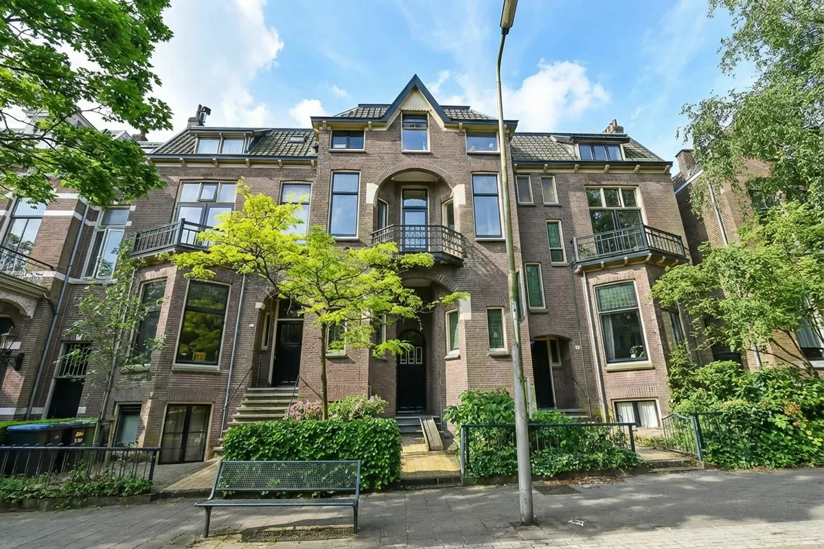 Jorik Otten, Makelaar van Ditters Amersfoort loopt naar de voordeur van de Ditters locatie in Amersfoort voor een bezichtiging, met aktetas en rode fiets bij de gevel.