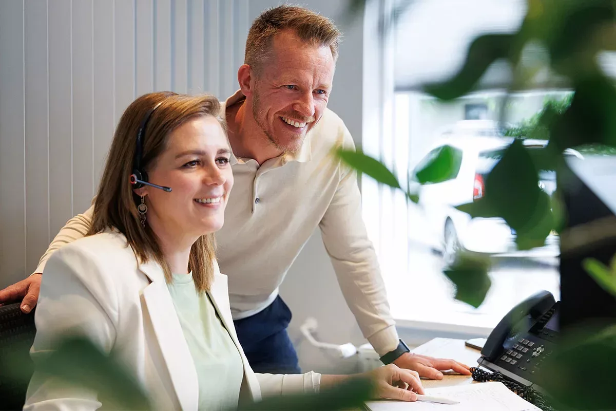 Medewerkers van Ditters Makelaars Wageningen werken samen op kantoor aan klantadvies over woningverkoop en aankoopbegeleiding.