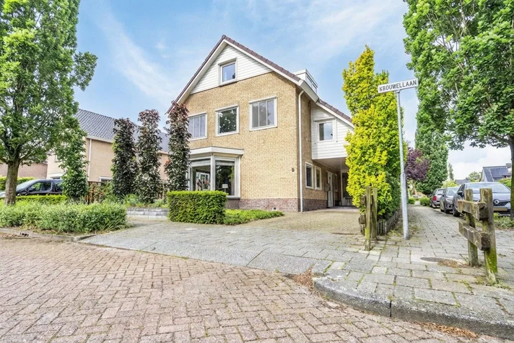 Makelaar Amersfoort – woningbezichtiging met Ditters Makelaars Jorik Otten, Makelaar van Ditters Amersfoort loopt naar de voordeur van de Ditters locatie in Amersfoort voor een bezichtiging, met aktetas en rode fiets bij de gevel.