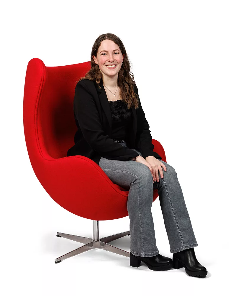 Angela van Ditters Makelaars, front office, professioneel portret in rode stoel.