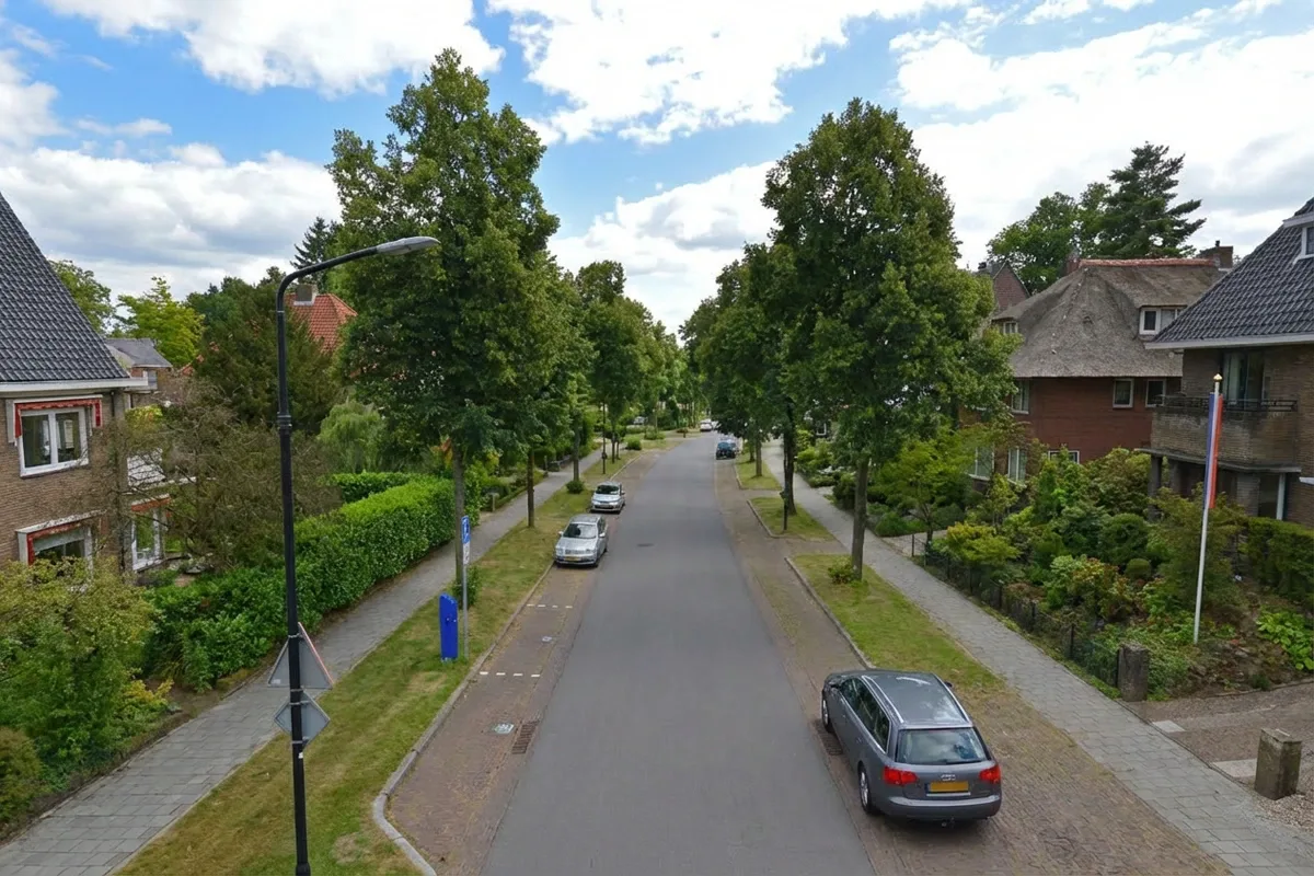 Jorik Otten, Makelaar van Ditters Amersfoort loopt naar de voordeur van de Ditters locatie in Amersfoort voor een bezichtiging, met aktetas en rode fiets bij de gevel.