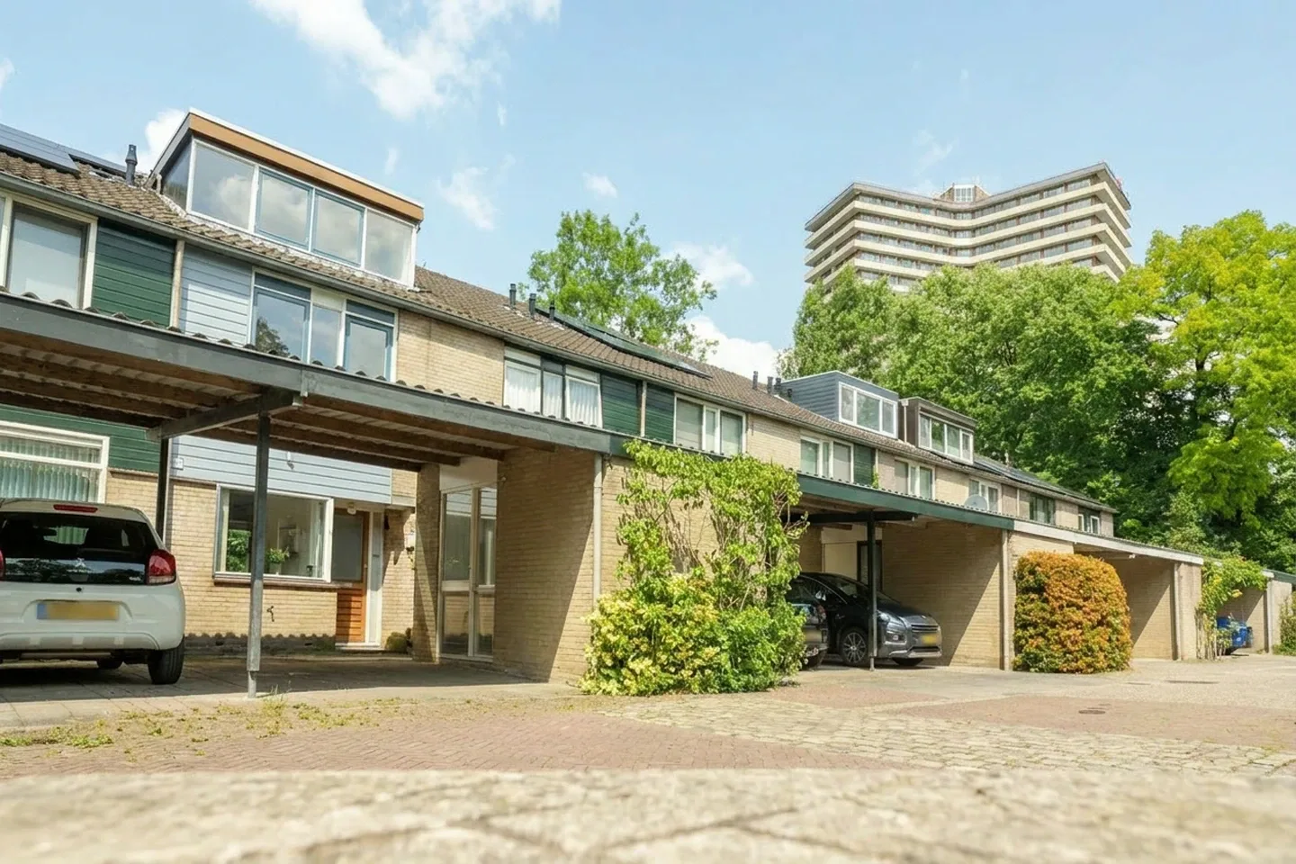 Jorik Otten, Makelaar van Ditters Amersfoort loopt naar de voordeur van de Ditters locatie in Amersfoort voor een bezichtiging, met aktetas en rode fiets bij de gevel.