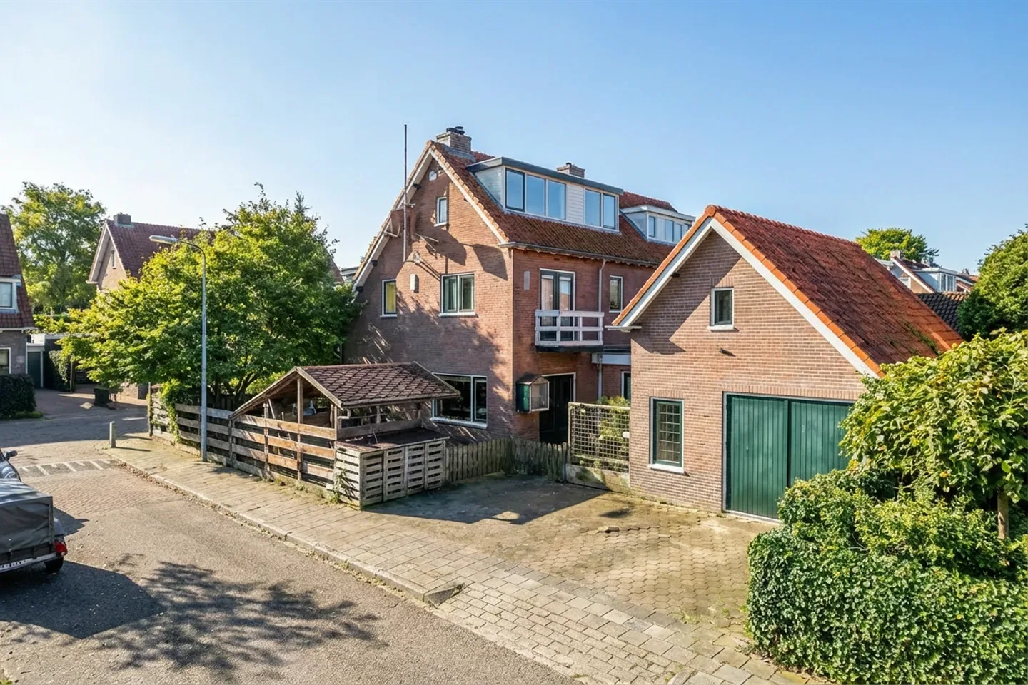 Jorik Otten, Makelaar van Ditters Amersfoort loopt naar de voordeur van de Ditters locatie in Amersfoort voor een bezichtiging, met aktetas en rode fiets bij de gevel.