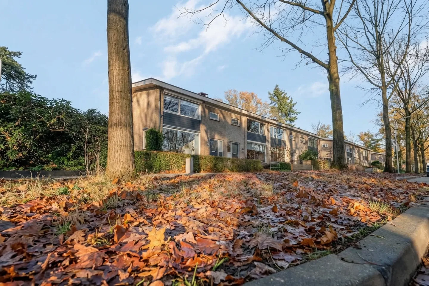 Jorik Otten, Makelaar van Ditters Amersfoort loopt naar de voordeur van de Ditters locatie in Amersfoort voor een bezichtiging, met aktetas en rode fiets bij de gevel.