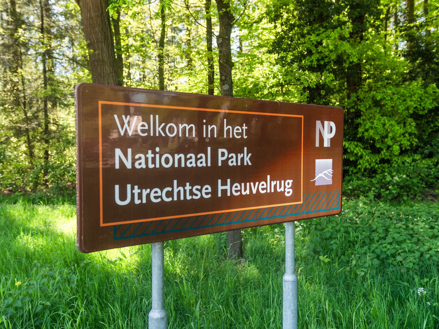 Makelaar Amersfoort – woningbezichtiging met Ditters Makelaars Jorik Otten, Makelaar van Ditters Amersfoort loopt naar de voordeur van de Ditters locatie in Amersfoort voor een bezichtiging, met aktetas en rode fiets bij de gevel.