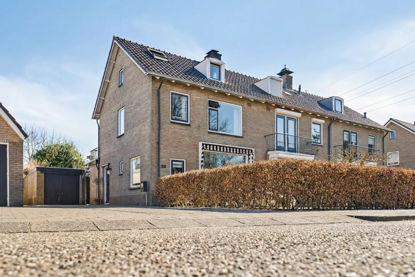 Jorik Otten, Makelaar van Ditters Amersfoort loopt naar de voordeur van de Ditters locatie in Amersfoort voor een bezichtiging, met aktetas en rode fiets bij de gevel.
