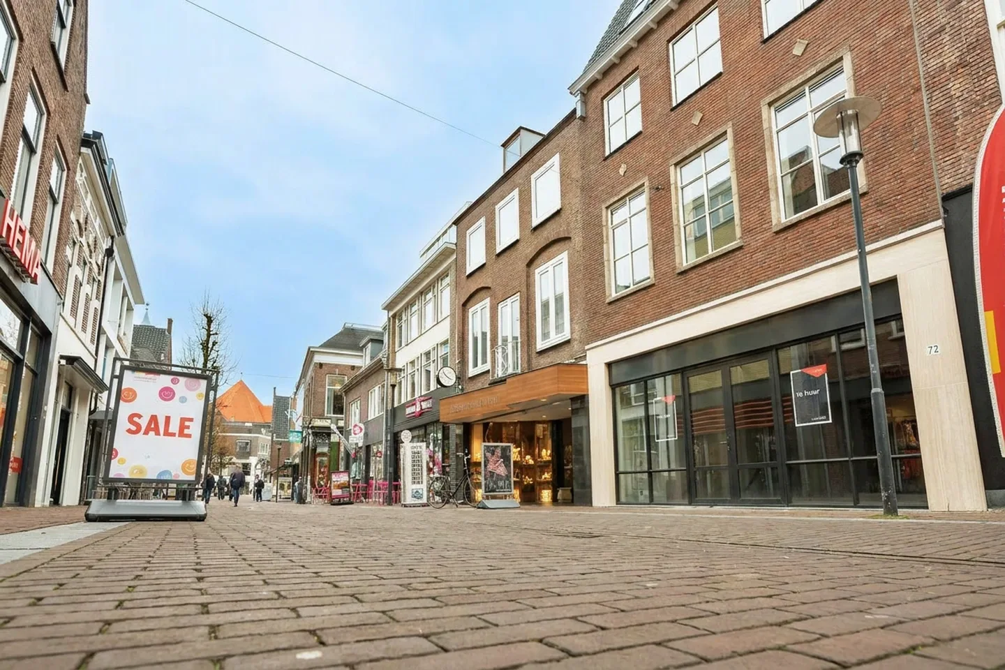 Makelaar Amersfoort – woningbezichtiging met Ditters Makelaars Jorik Otten, Makelaar van Ditters Amersfoort loopt naar de voordeur van de Ditters locatie in Amersfoort voor een bezichtiging, met aktetas en rode fiets bij de gevel.