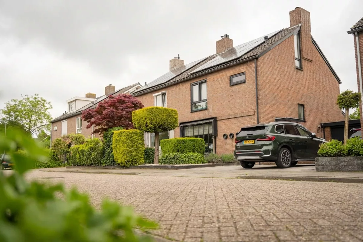 Jorik Otten, Makelaar van Ditters Amersfoort loopt naar de voordeur van de Ditters locatie in Amersfoort voor een bezichtiging, met aktetas en rode fiets bij de gevel.