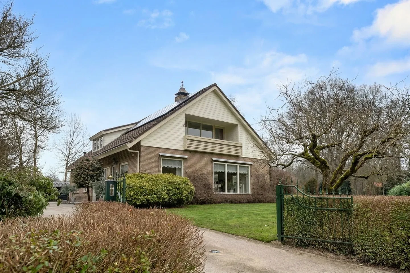 Makelaar Amersfoort – woningbezichtiging met Ditters Makelaars Jorik Otten, Makelaar van Ditters Amersfoort loopt naar de voordeur van de Ditters locatie in Amersfoort voor een bezichtiging, met aktetas en rode fiets bij de gevel.