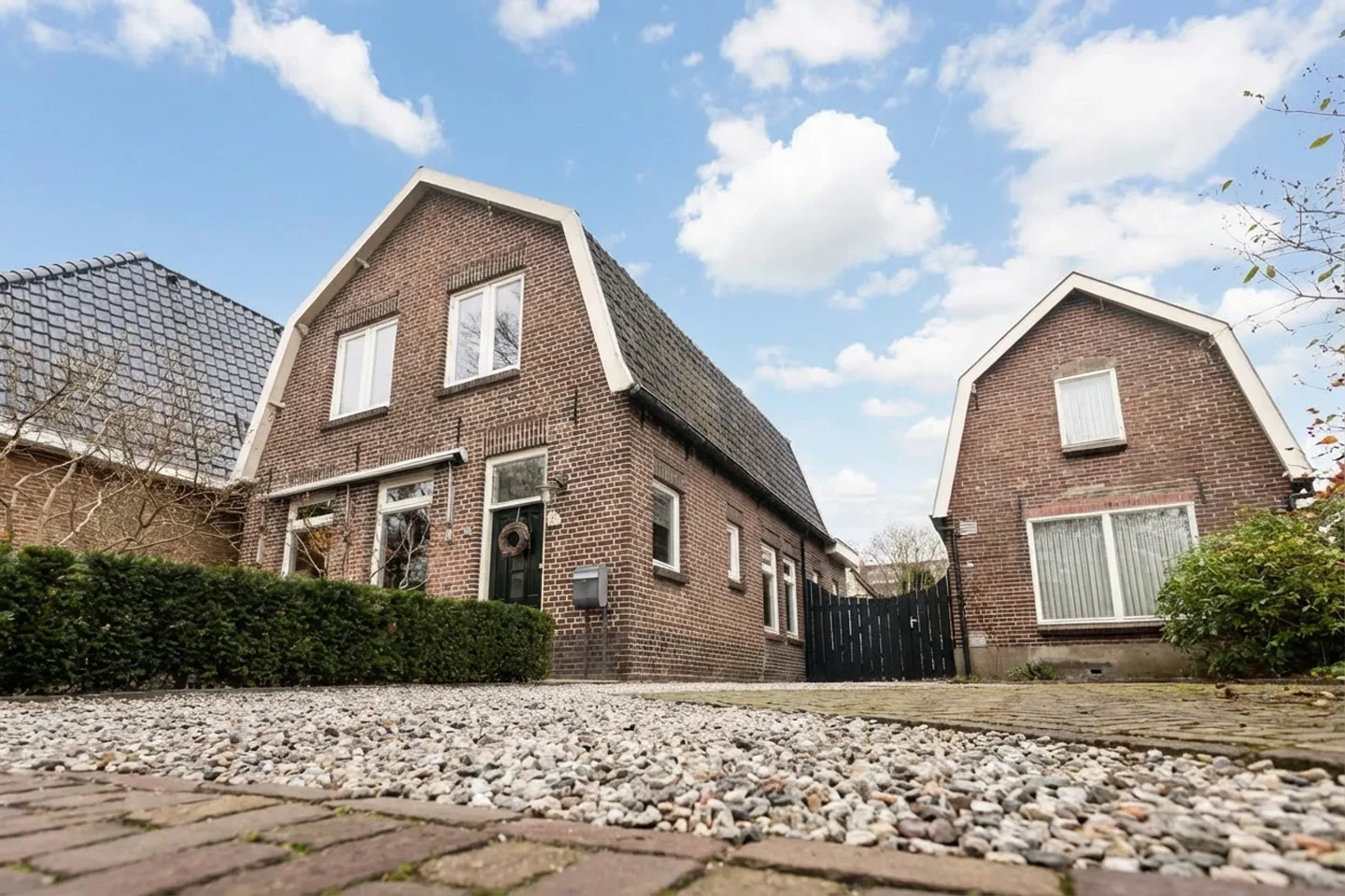 Jorik Otten, Makelaar van Ditters Amersfoort loopt naar de voordeur van de Ditters locatie in Amersfoort voor een bezichtiging, met aktetas en rode fiets bij de gevel.