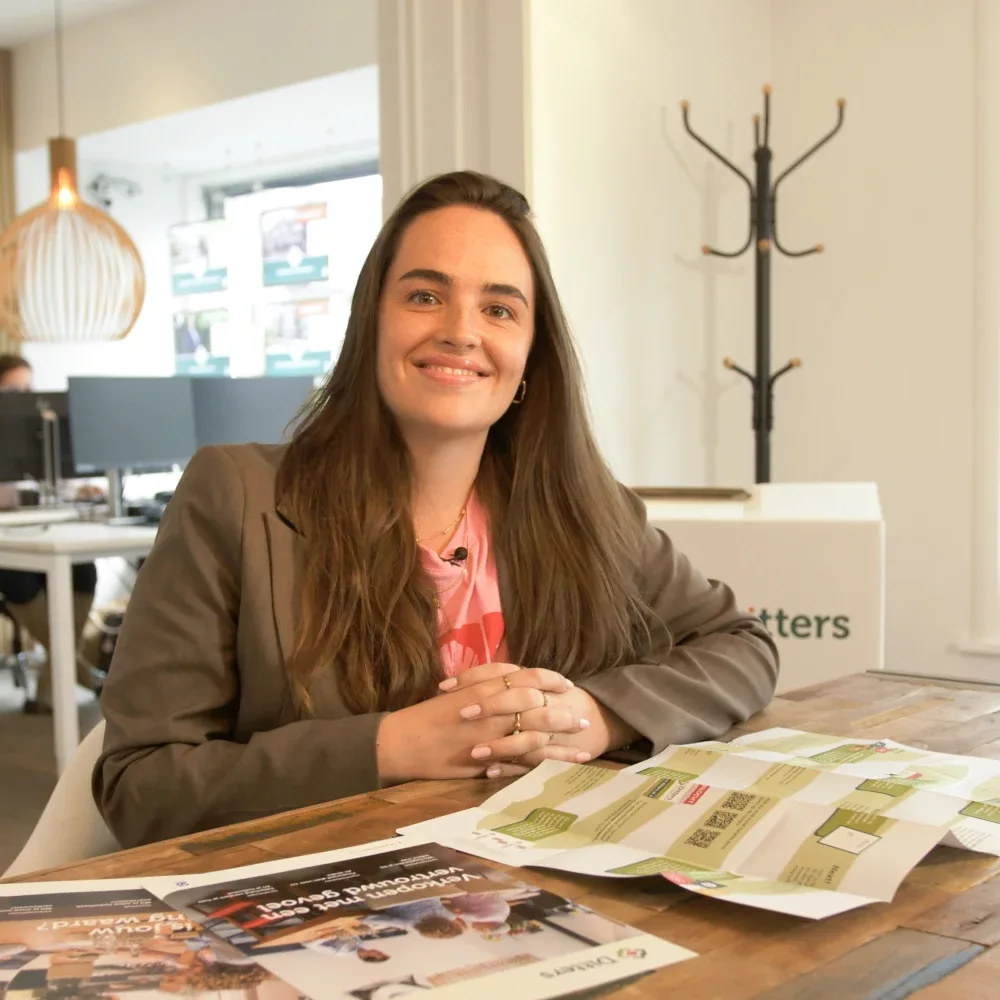 Een medewerker van Ditters Makelaars Amersfoort geeft persoonlijk advies over woningverkoop en de waarde van een woning tijdens een vrijblijvend gesprek op kantoor.