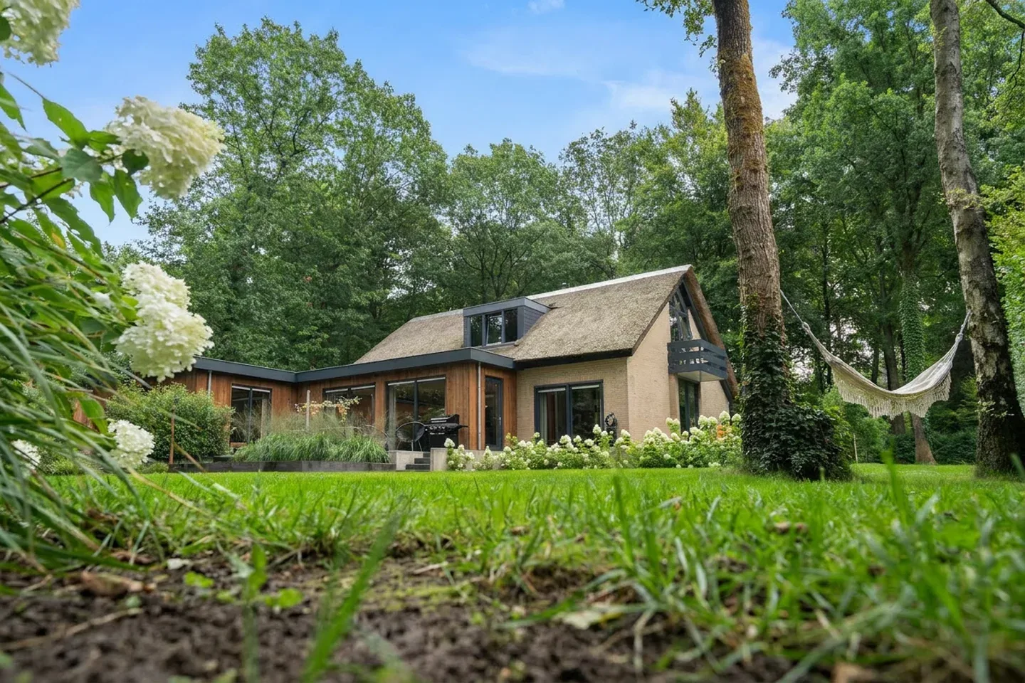 Makelaar Amersfoort – woningbezichtiging met Ditters Makelaars Jorik Otten, Makelaar van Ditters Amersfoort loopt naar de voordeur van de Ditters locatie in Amersfoort voor een bezichtiging, met aktetas en rode fiets bij de gevel.