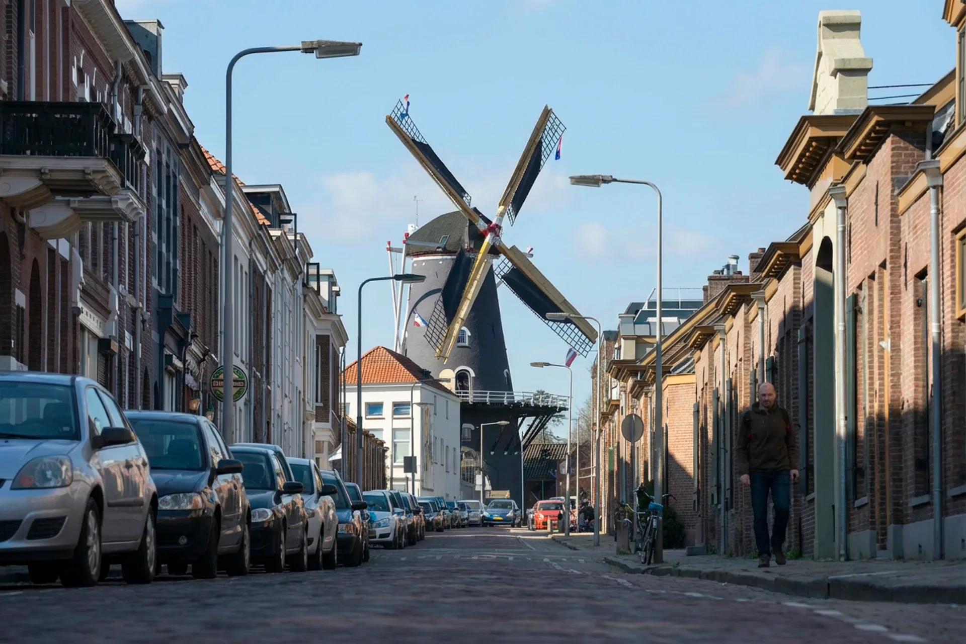 Jorik Otten, Makelaar van Ditters Amersfoort loopt naar de voordeur van de Ditters locatie in Amersfoort voor een bezichtiging, met aktetas en rode fiets bij de gevel.