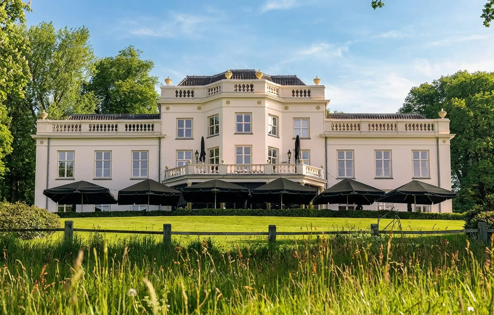 Makelaar Amersfoort – woningbezichtiging met Ditters Makelaars Jorik Otten, Makelaar van Ditters Amersfoort loopt naar de voordeur van de Ditters locatie in Amersfoort voor een bezichtiging, met aktetas en rode fiets bij de gevel.