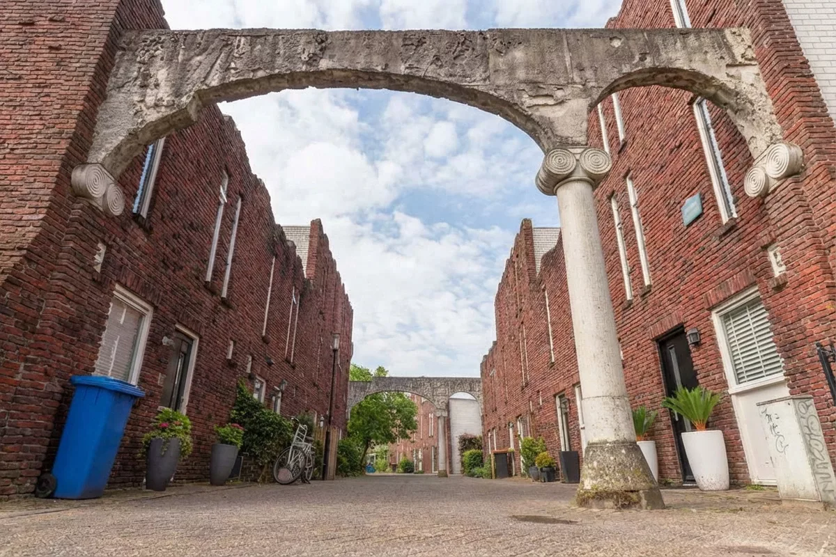 Jorik Otten, Makelaar van Ditters Amersfoort loopt naar de voordeur van de Ditters locatie in Amersfoort voor een bezichtiging, met aktetas en rode fiets bij de gevel.