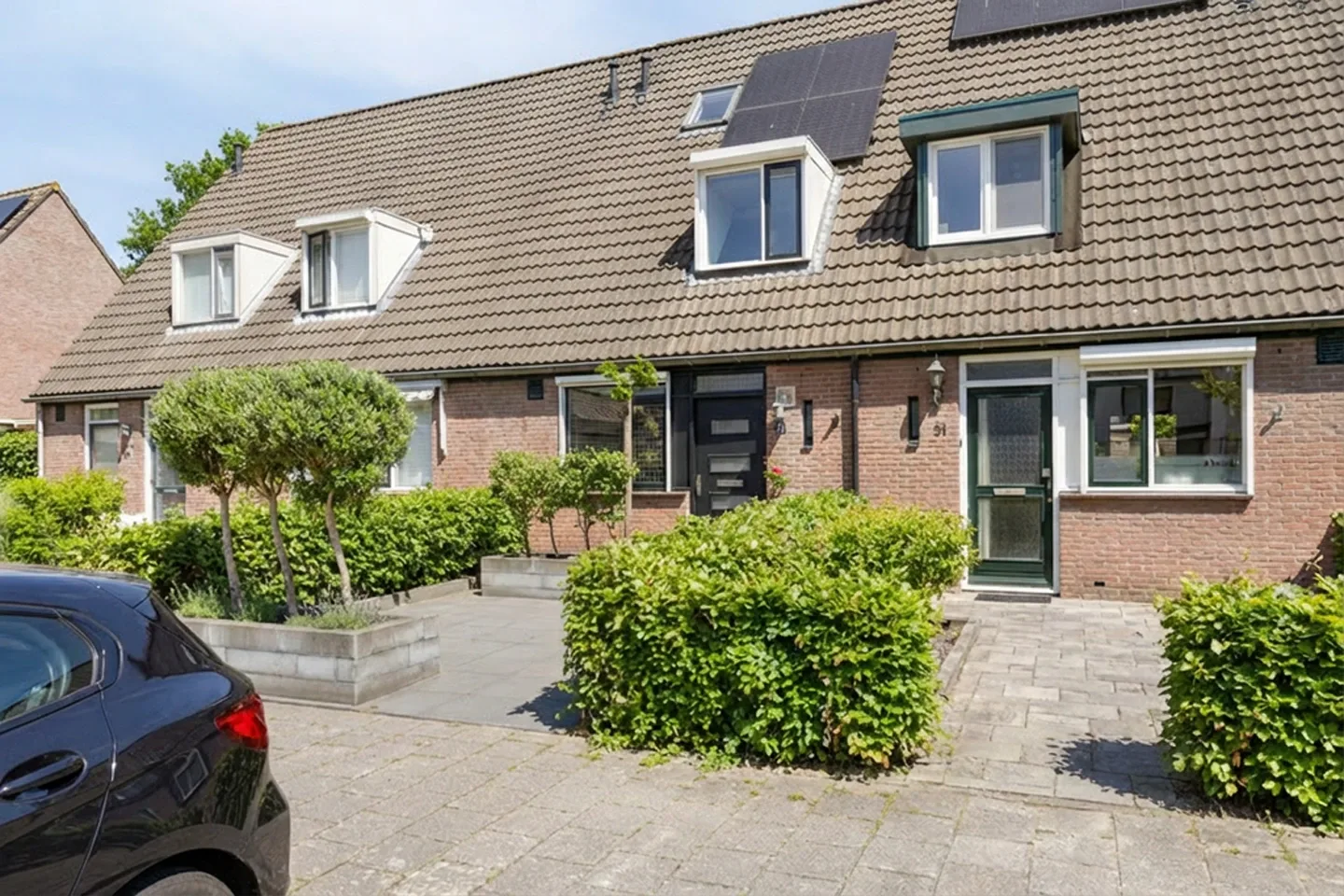 Jorik Otten, Makelaar van Ditters Amersfoort loopt naar de voordeur van de Ditters locatie in Amersfoort voor een bezichtiging, met aktetas en rode fiets bij de gevel.