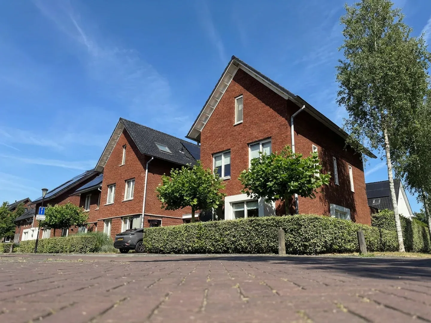 Makelaar Amersfoort – woningbezichtiging met Ditters Makelaars Jorik Otten, Makelaar van Ditters Amersfoort loopt naar de voordeur van de Ditters locatie in Amersfoort voor een bezichtiging, met aktetas en rode fiets bij de gevel.