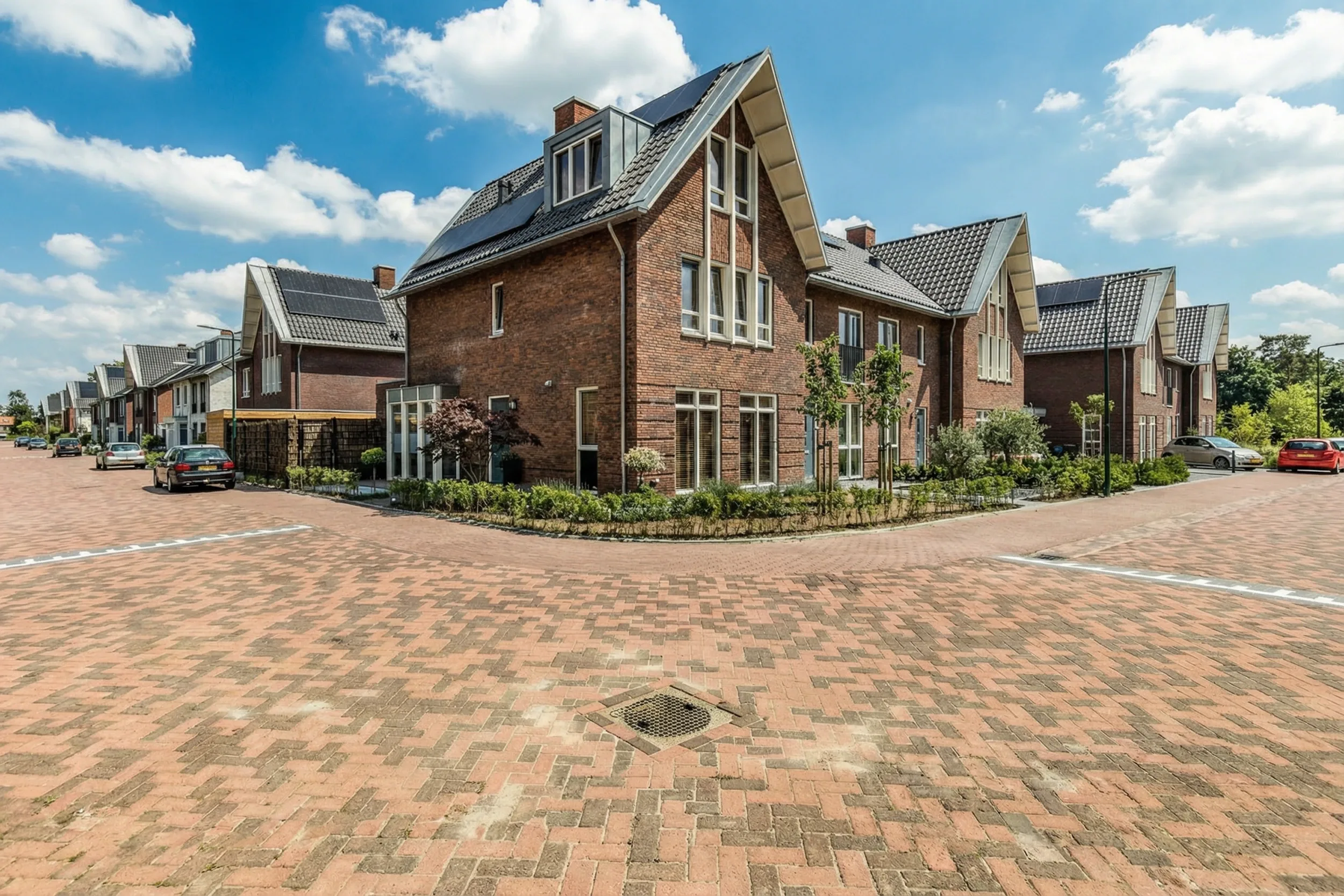 Jorik Otten, Makelaar van Ditters Amersfoort loopt naar de voordeur van de Ditters locatie in Amersfoort voor een bezichtiging, met aktetas en rode fiets bij de gevel.