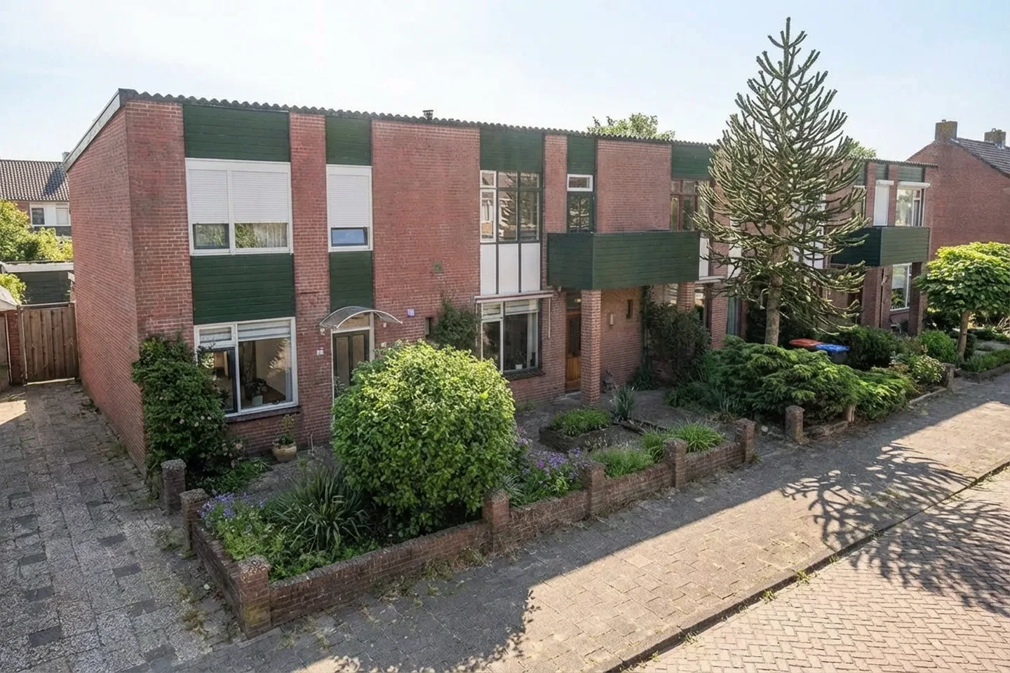NVM makelaar, locatie Amersfoort loopt richting de de deur om open te doen.