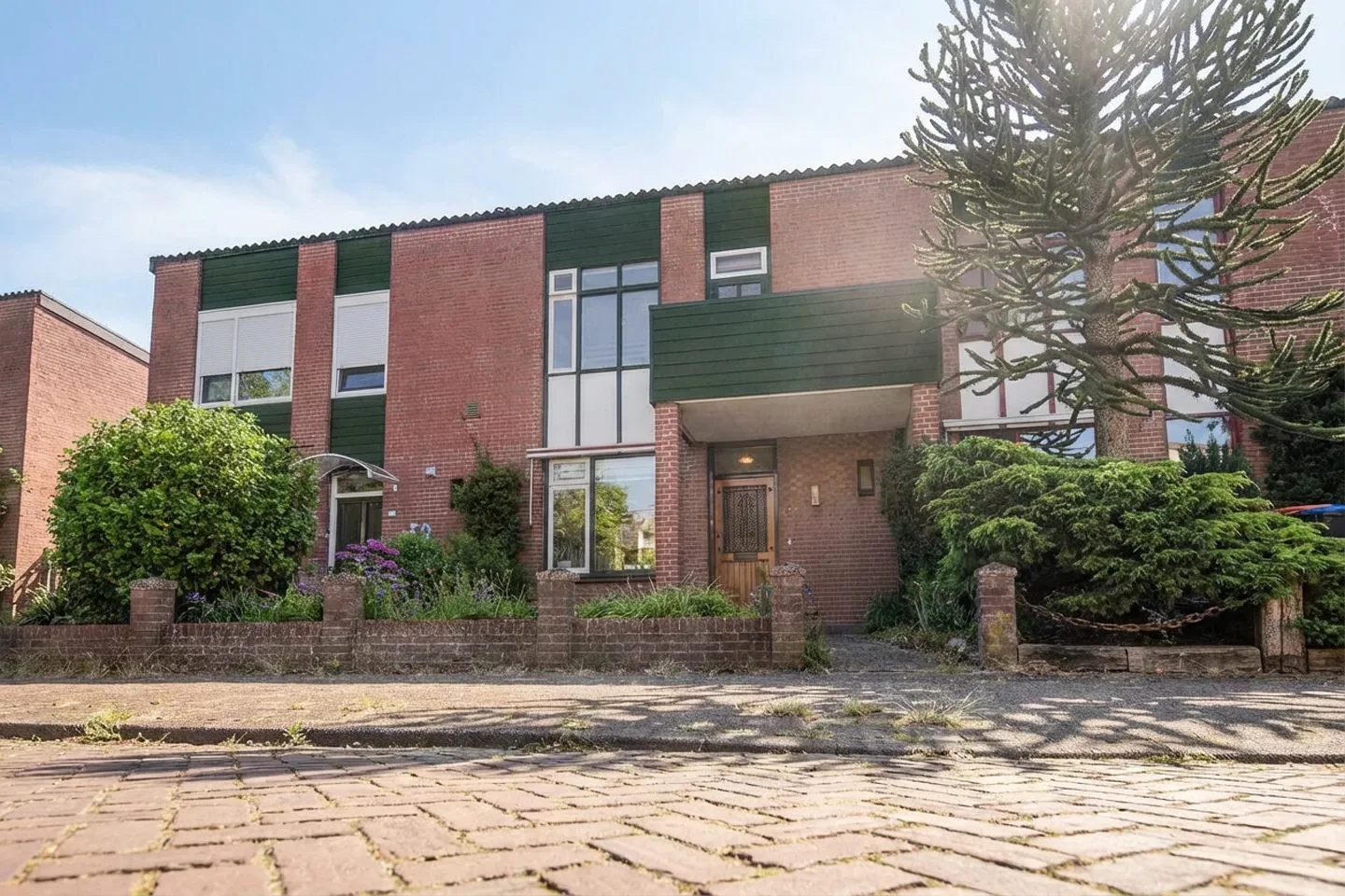 Jorik Otten, Makelaar van Ditters Amersfoort loopt naar de voordeur van de Ditters locatie in Amersfoort voor een bezichtiging, met aktetas en rode fiets bij de gevel.