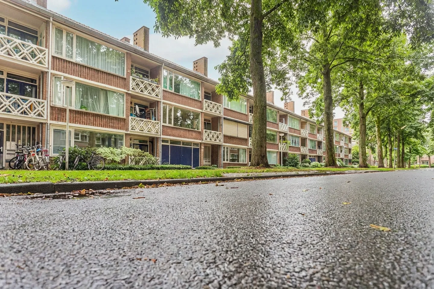 Makelaar Amersfoort – woningbezichtiging met Ditters Makelaars Jorik Otten, Makelaar van Ditters Amersfoort loopt naar de voordeur van de Ditters locatie in Amersfoort voor een bezichtiging, met aktetas en rode fiets bij de gevel.