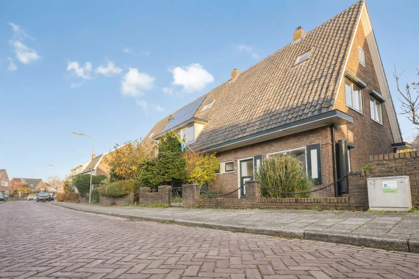 Makelaar Amersfoort – woningbezichtiging met Ditters Makelaars Jorik Otten, Makelaar van Ditters Amersfoort loopt naar de voordeur van de Ditters locatie in Amersfoort voor een bezichtiging, met aktetas en rode fiets bij de gevel.