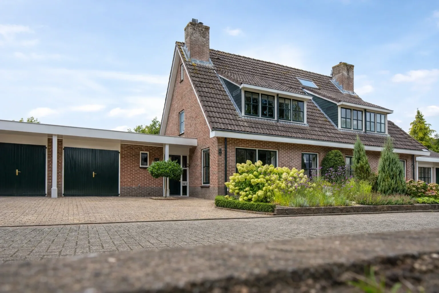 Jorik Otten, Makelaar van Ditters Amersfoort loopt naar de voordeur van de Ditters locatie in Amersfoort voor een bezichtiging, met aktetas en rode fiets bij de gevel.
