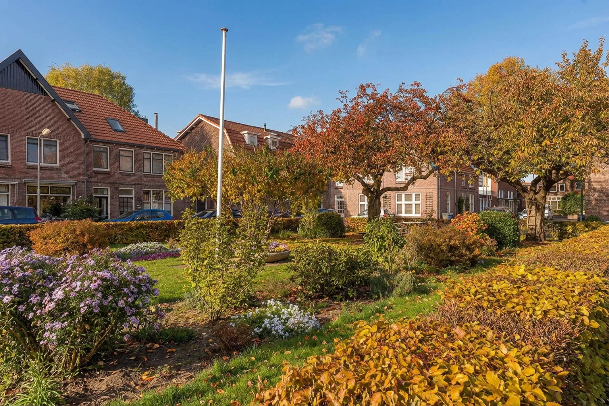 Jorik Otten, Makelaar van Ditters Amersfoort loopt naar de voordeur van de Ditters locatie in Amersfoort voor een bezichtiging, met aktetas en rode fiets bij de gevel.