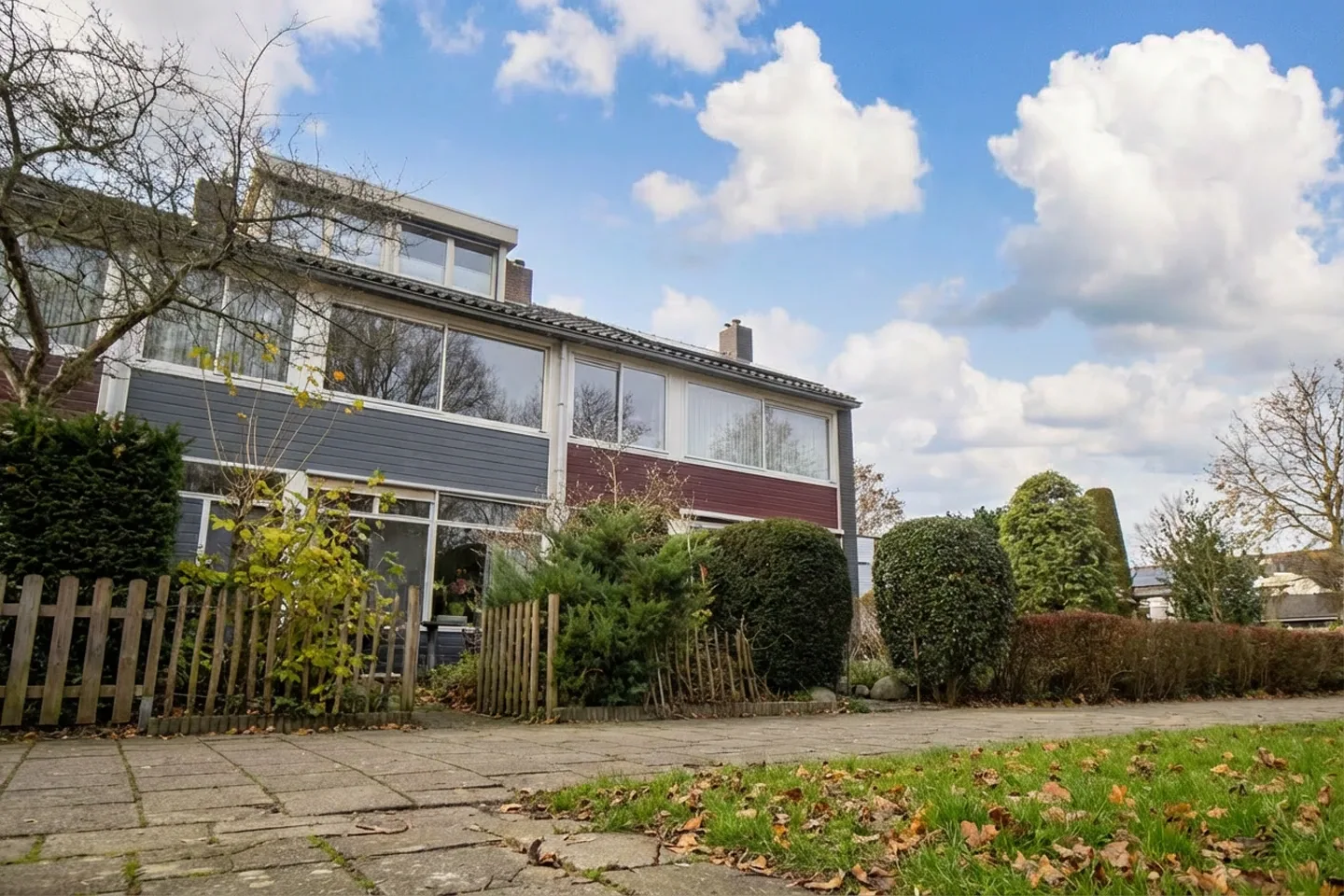 Makelaar Amersfoort – woningbezichtiging met Ditters Makelaars Jorik Otten, Makelaar van Ditters Amersfoort loopt naar de voordeur van de Ditters locatie in Amersfoort voor een bezichtiging, met aktetas en rode fiets bij de gevel.