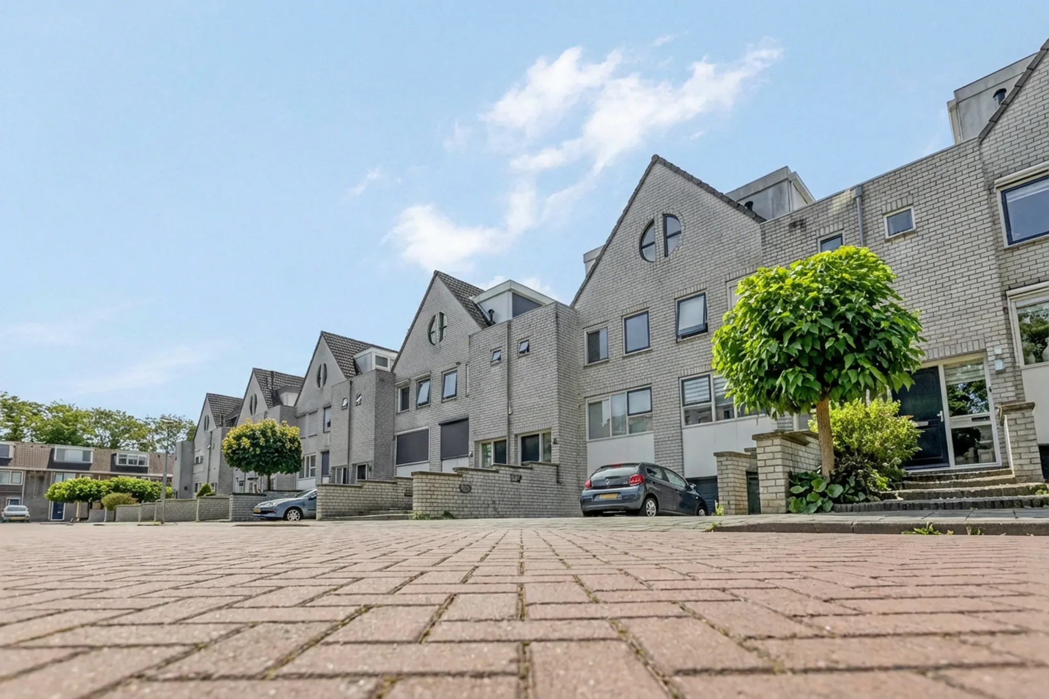 Jorik Otten, Makelaar van Ditters Amersfoort loopt naar de voordeur van de Ditters locatie in Amersfoort voor een bezichtiging, met aktetas en rode fiets bij de gevel.