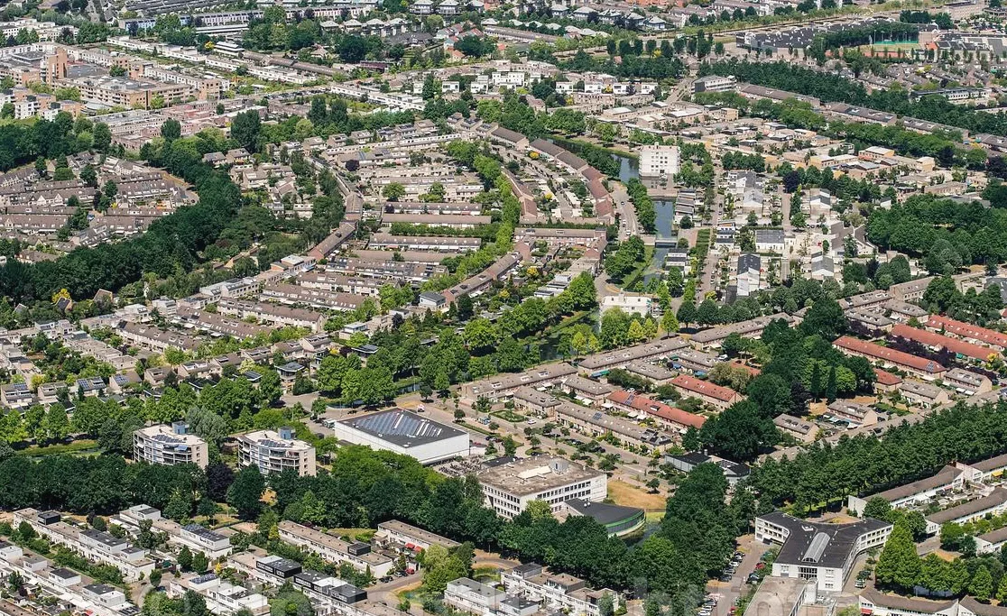 NVM makelaar, locatie Amersfoort loopt richting de de deur om open te doen.